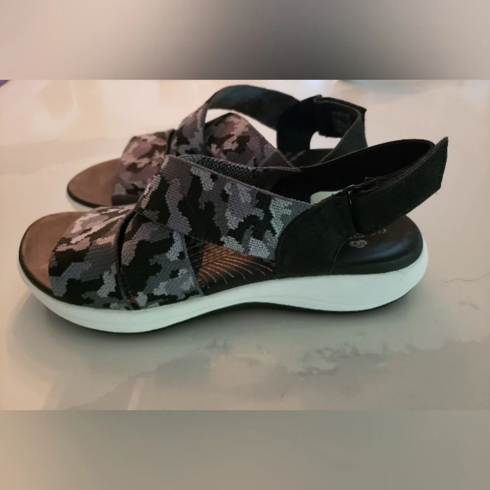 Clarks Cloudsteppers Sandals, Size 9m, not used, Camo Straps - Picture 5 of 11